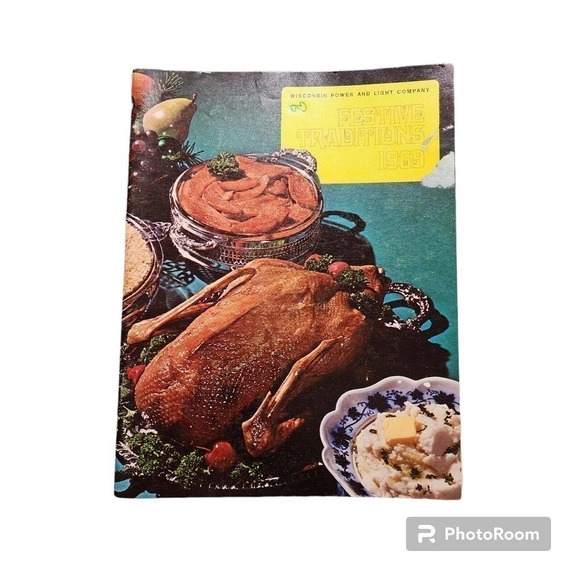 Festive Traditions 1969 Wisconsin Light & Power Company Cookbook Christmas - Picture 1 of 7